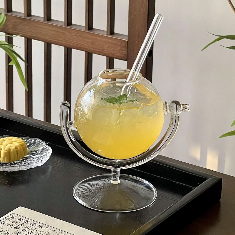 Kugelförmiges transparentes Weinglas zum Servieren von Saft/Cocktails_voghion.com