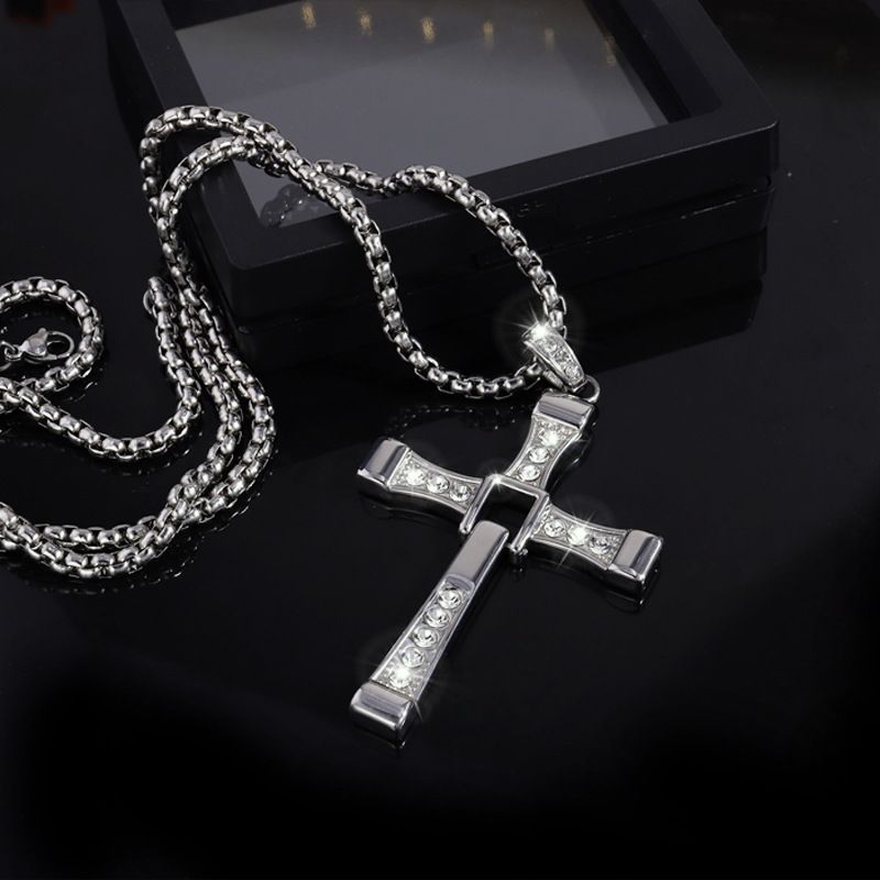 Collana da donna con ciondolo dorato, nuova moda, personalità hip-hop, acciaio inossidabile, ciondolo a croce con diamanti intarsiati, gioiello versatile di alta qualità_voghion.com