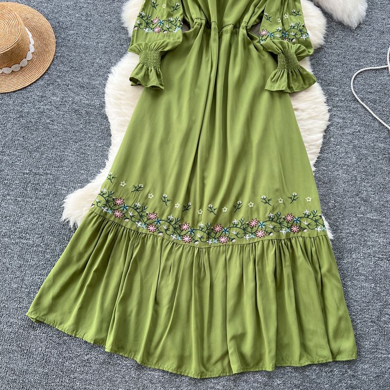 Vintage-Kleid mit bestickter Spitze und Glockenärmeln – Korsettschnürung und Schößchensaum für eine romantische Silhouette_voghion.com