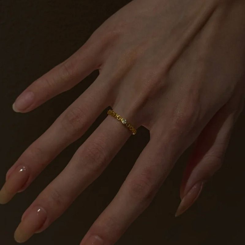 Anello da donna geometrico con singolo diamante cubano in oro medievale con punto indice_voghion.com