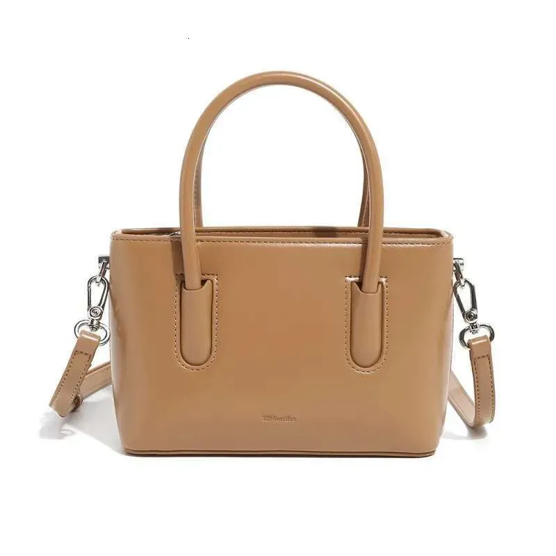 Bolso mini horizontal de diseño avanzado de diseñador 2025 para mujer, informal y versátil, con un solo hombro y cierre bajo el brazo._voghion.com