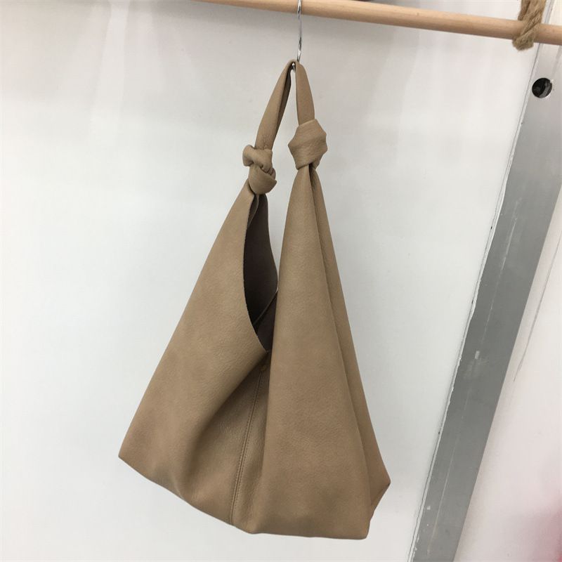 Nuova borsa a tracolla semplice e casual da donna, in morbida pelle, di grande capacità e con personalità._voghion.com