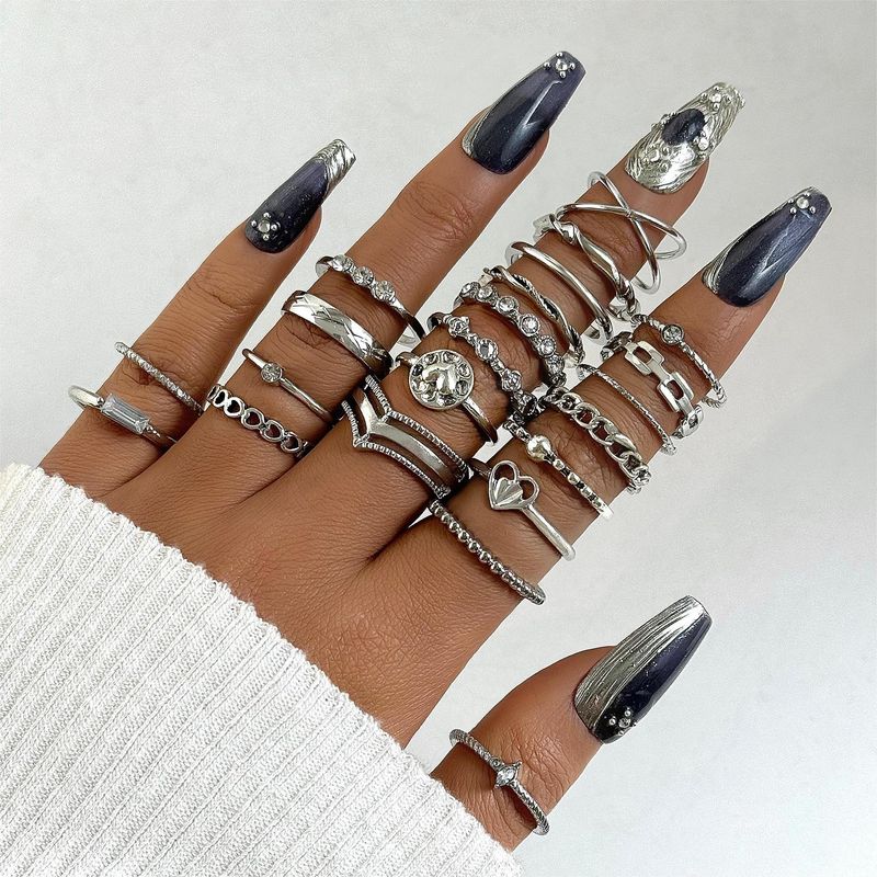Anello a croce geometrica alla moda con cuore di diamanti intarsiato a vento e incastonato in più giunzioni_voghion.com