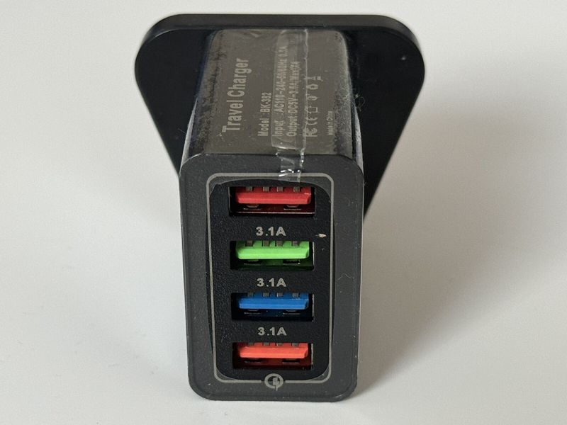 USB 4 Multi-Port Schnelllade-Wandladegerät mit UK-Stecker für Samsung und iPhone_voghion.com