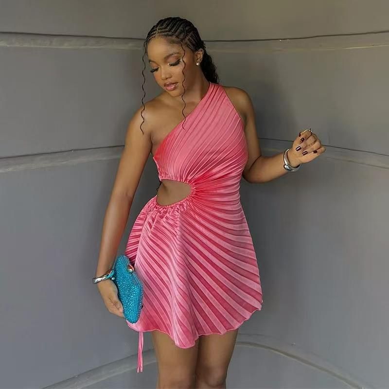 Damen 2024 Herbst Neues Einfarbiges Ärmelloses Schräges Schulter Sexy Aushöhlen Plissee Temperamentkleid_voghion.com