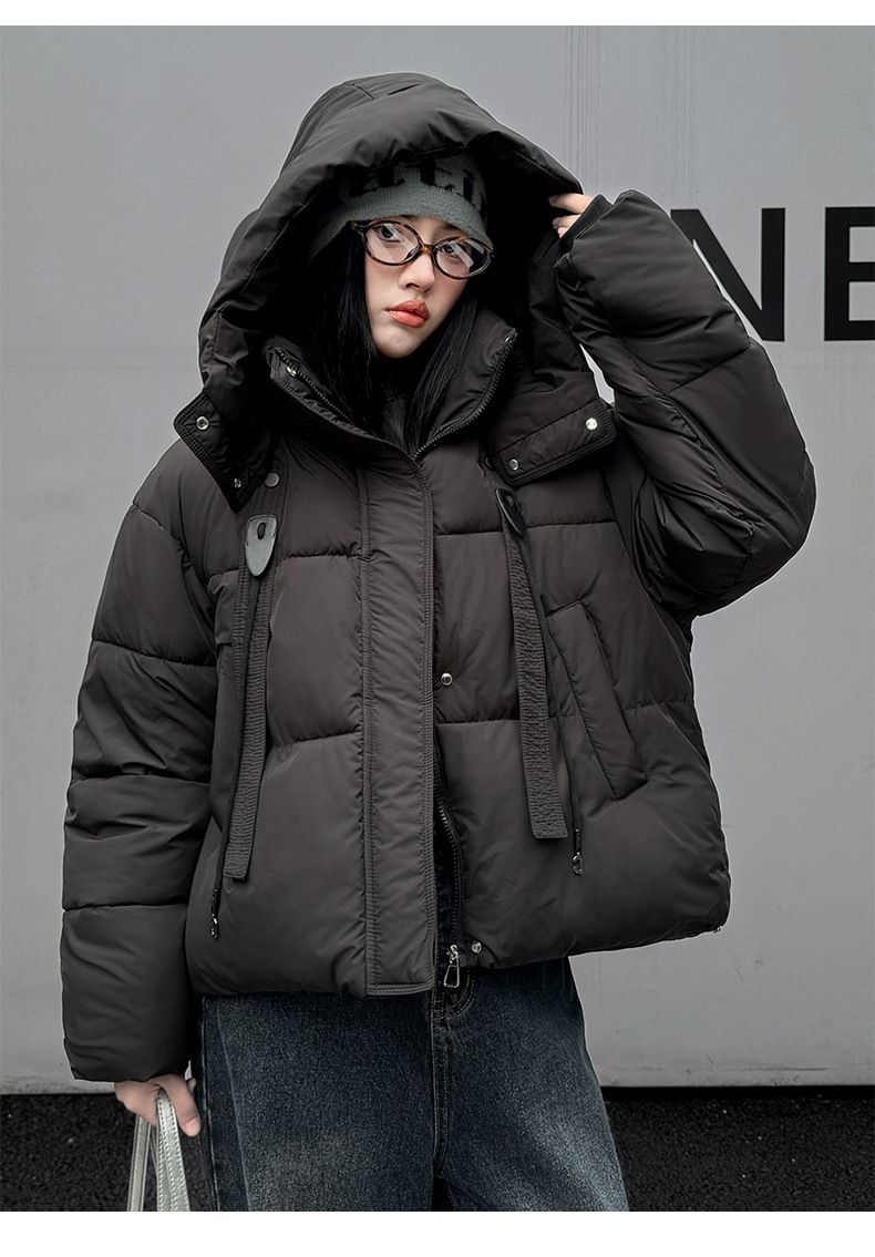 Pufferjacke für Damen – Übergroßer Kurzmantel mit Kapuze und Polyesterfüllung (M-2XL, wintertauglich, Reißverschluss, Schwarz/Grau/Taupe/Ankara-Rot)_voghion.com