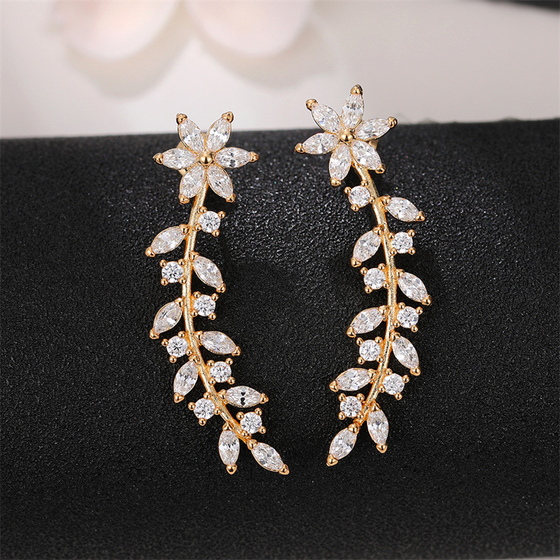 Cao Shi's style is popular on internet, with the same ear hook as Huiqiao's earrings. Song Zu'er has full diamond flower_voghion.com