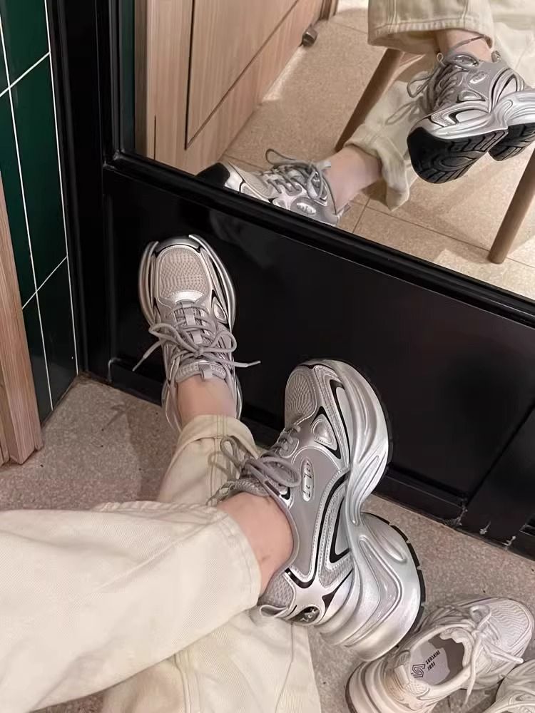 Internet-berühmter Vater für Frauen im Frühjahr 2024, neue Laufschuhe mit hoher Sohle und dicker Sohle, atmungsaktive, lässige Sportschuhe in Silber_voghion.com