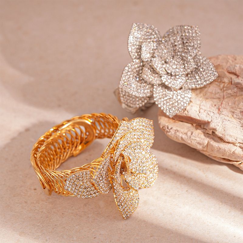 Diamond-set metallic three-dimensional flower opening bracelet_voghion.com