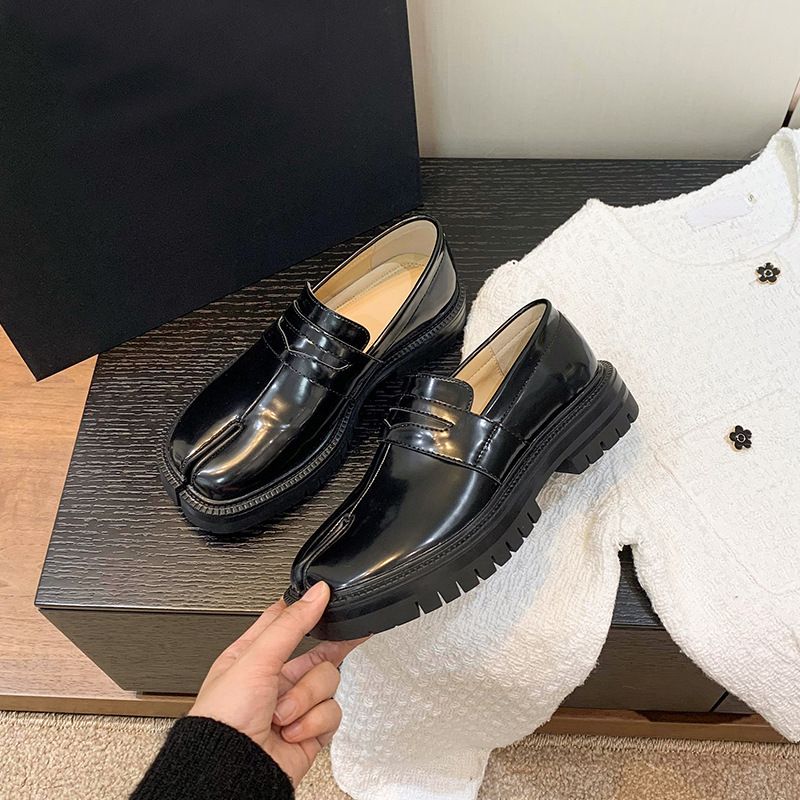 2025 New Tabi Split-Toe For Men Thick-Soled Single Patent Leather Slip-On Lazy Pig's Hoof Shoes Loafers_voghion.com