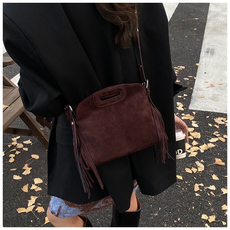 Vintage suède kwastje voor dames 2025 herfst nieuw niche ontwerp schouder handtas crossbody bucket bag_voghion.com