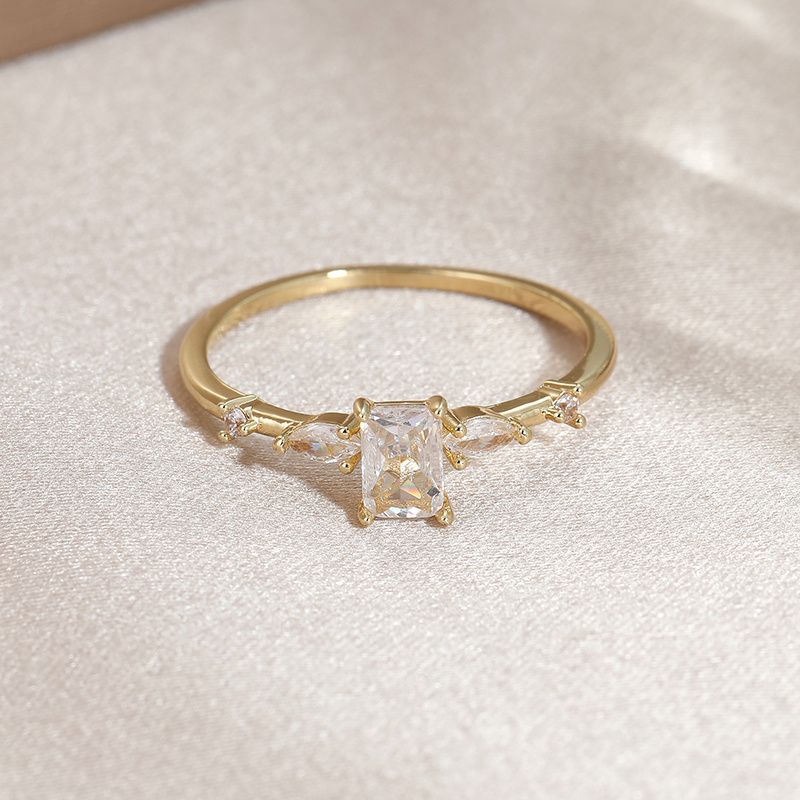 Set mit 4 luxuriösen, quadratischen Ringen aus synthetischem Zirkonia für Damen, vergoldet – perfekt für den Alltag und Partys._voghion.com