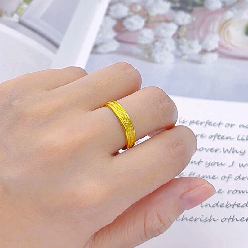 Sandgoldener Ring für Paare in Hochzeitsfarbe, mit glatter, plattierter Oberfläche, die lange nicht verblasst._voghion.com