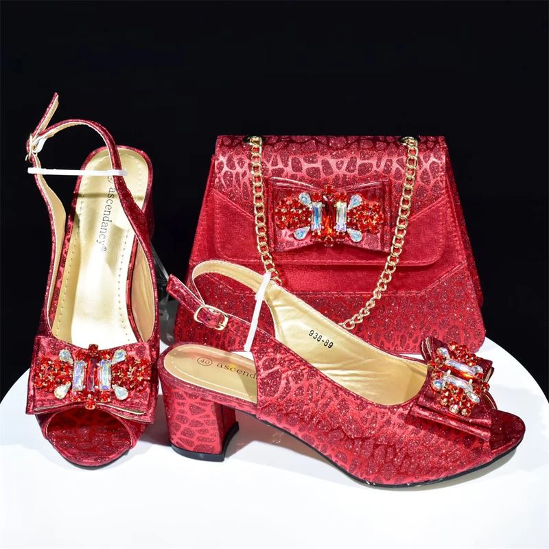 Dinnerparty mit Sandalen mit Schleife und Handtasche für jeden Tag_voghion.com