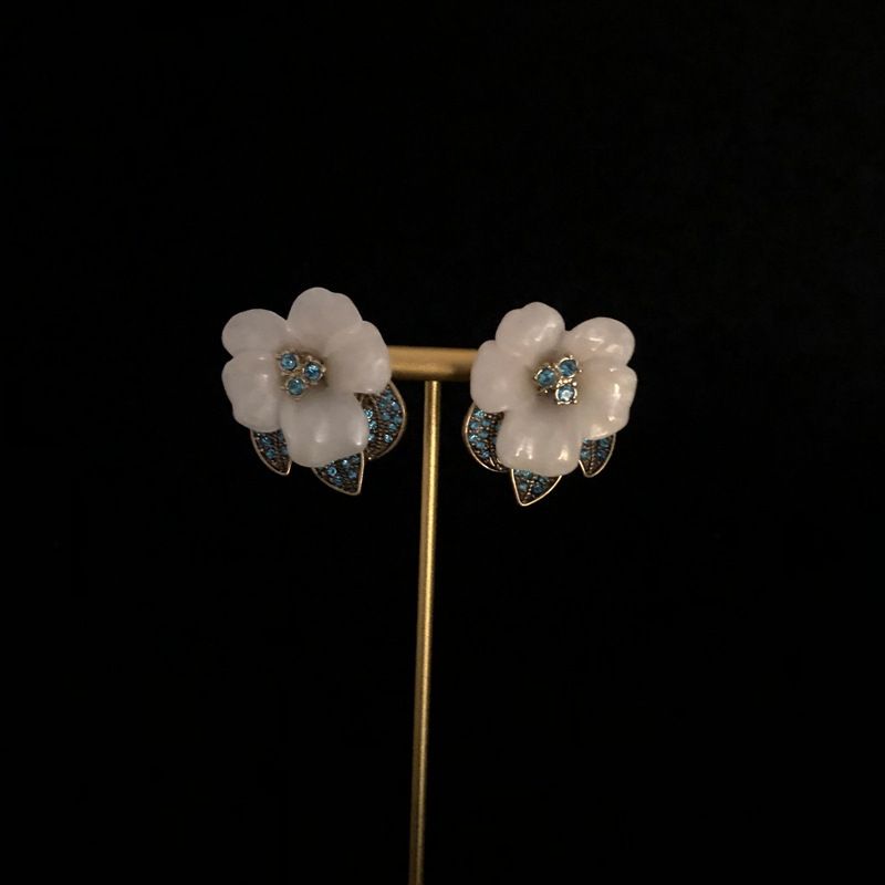 Medieval heavy industry Western style light green glass pearl studded with diamond flower necklace sweater chain earrings and ear clip set_voghion.com