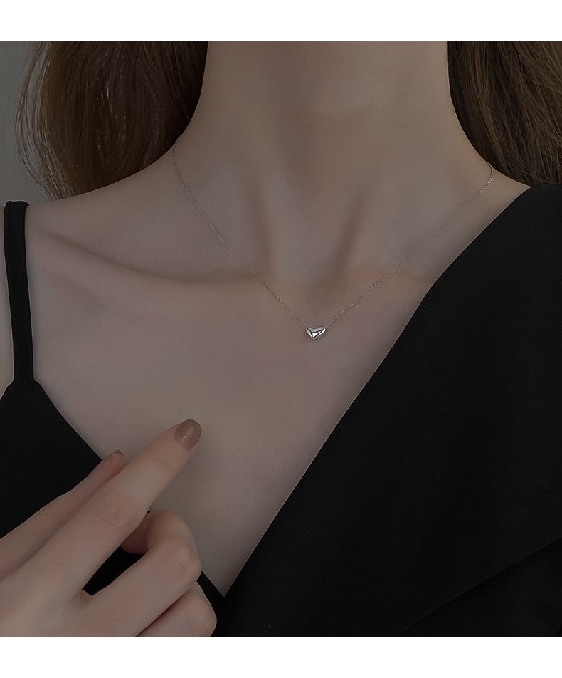 Collana con piccolo cuore in argento sterling per donna, ciondolo a clavicola dal design di lusso di alta gamma, leggero e di nicchia, con catena al collo._voghion.com