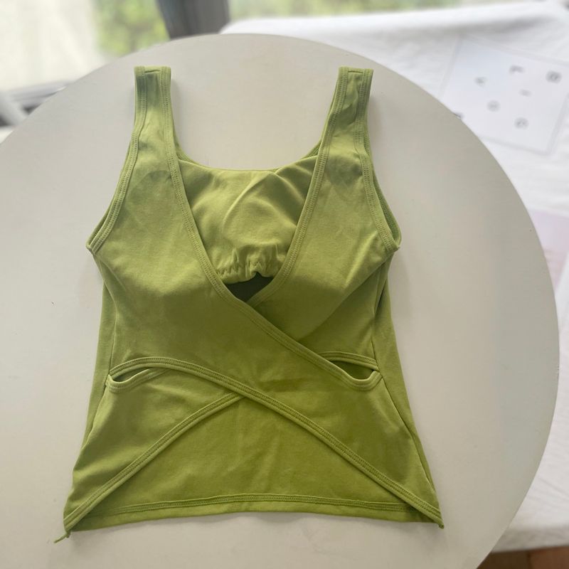 Bellissimo reggiseno interno esterno con parte posteriore piccola, canotta bianca_voghion.com
