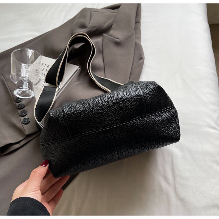 Fashionable pleated for women with multiple compartments, new personalized trendy crossbody bags, commuting casual_voghion.com