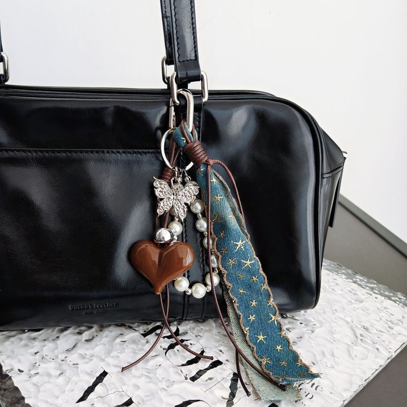 Pandantiv pentru geantă, stil post-apocaliptic, fluture maro și inimă - accesoriu pentru geantă din denim și frânghie împletită (design minimalist)_voghion.com