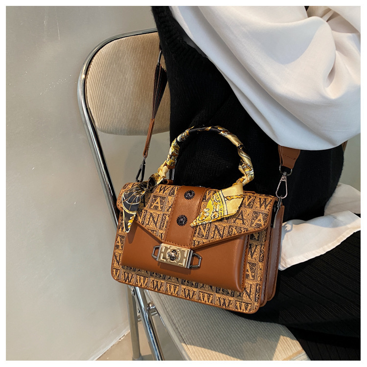 2023 neue heißer Verkauf kleine quadratische Tasche Damentasche trendige Mode Handtasche Seidenschal Damentasche bedruckte Schulter Messenger Bag_voghion.com