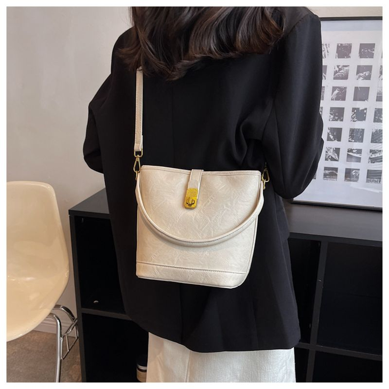 Kadınlar için yeni trend moda rahat niş tote büyük kapasiteli tek omuz pu banliyö kova çantası_voghion.com