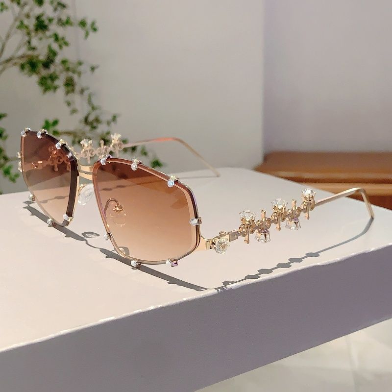Design di nicchia di moda, occhiali da sole tempestati di diamanti, occhiali da sole versatili e sottili, scatti di strada di alto valore_voghion.com
