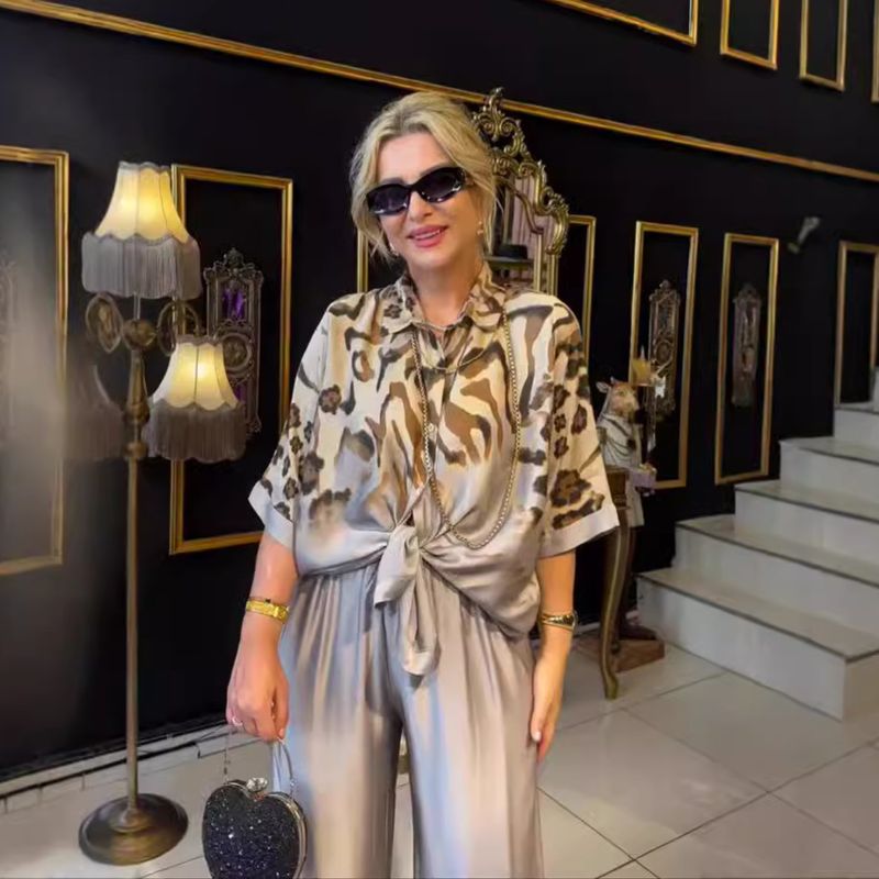Nuovo top stampato irregolare estivo 2024 con pantaloni lunghi con spacchi, elegante set da due pezzi, antirughe, comodo, sinonimo di capo_voghion.com
