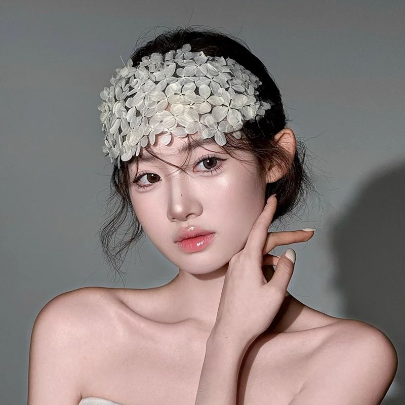 Französisches handgefertigtes weißes Blütenblatt-Halbkreis-Stirnband mit elegantem Brauthochzeitskleid und Make-up-Accessoires_voghion.com