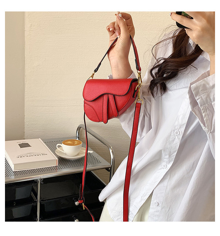 Neue Internet-Berühmtheit mit der gleichen Tasche, kreativer Satteltasche, breitem Damen-Schultergurt, tragbarer Unterarmtasche, diagonaler Umhängetasche mit einer Schulter_voghion.com