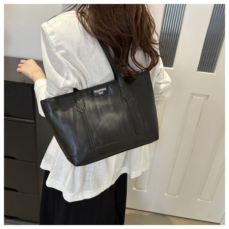 Commuter 2024 new trendy tote with simple temperament and large capacity shoulder bag for women_voghion.com