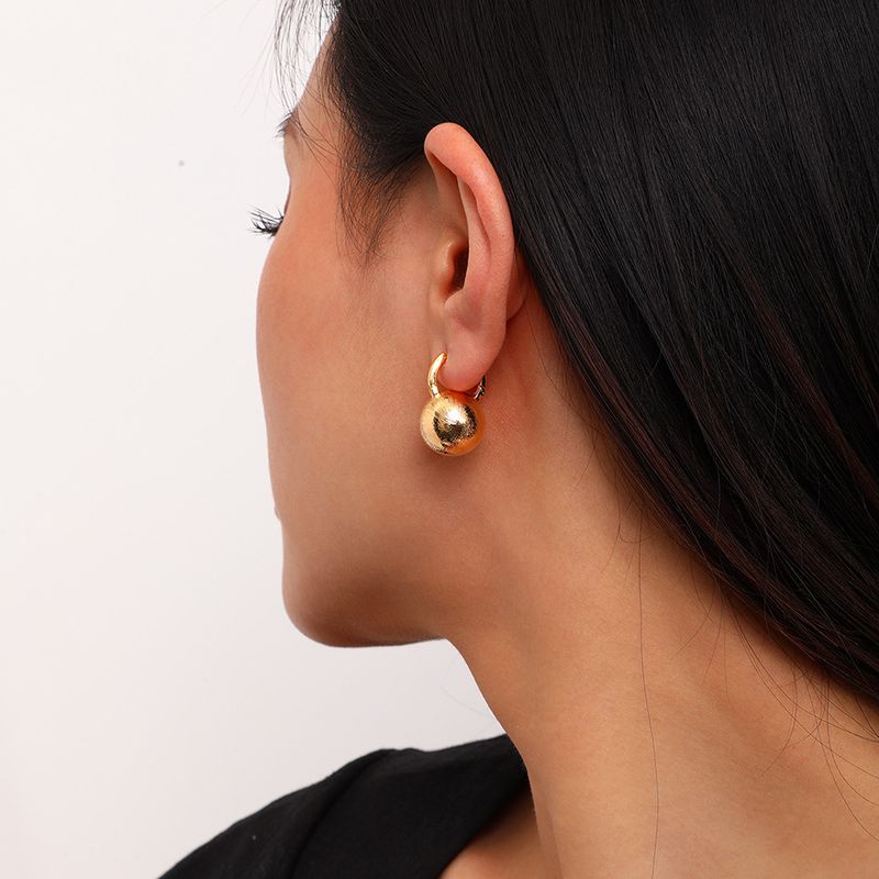 Orecchini pendenti in ottone stile Ins, in vero oro, leggeri, di lusso, semplici e versatili, in metallo spazzolato opaco, con sfere rotonde, da donna_voghion.com