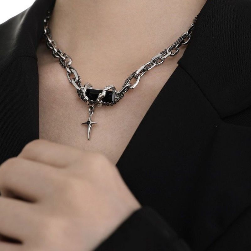Collana da donna con orso dolce e violento, design di nicchia, catena per felpa con croce avvolta, accessori autunno inverno per_voghion.com