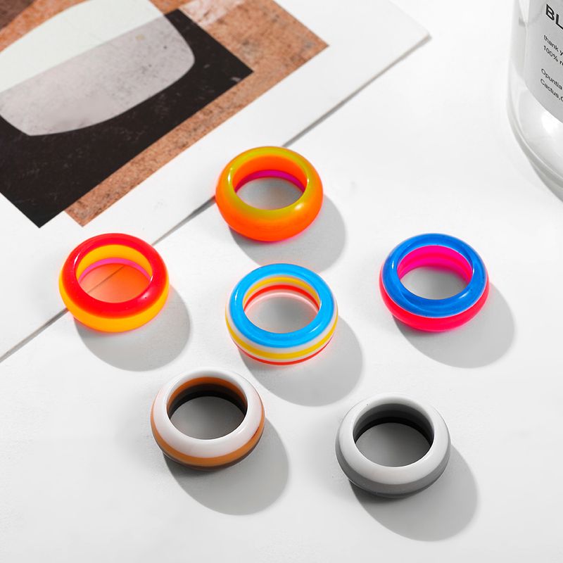 2025 Neuheiten Neue geometrische mehrfarbige transparente Acrylharzringe Set für Damen Mode Regenbogen runder Stapelfingerring Party_voghion.com
