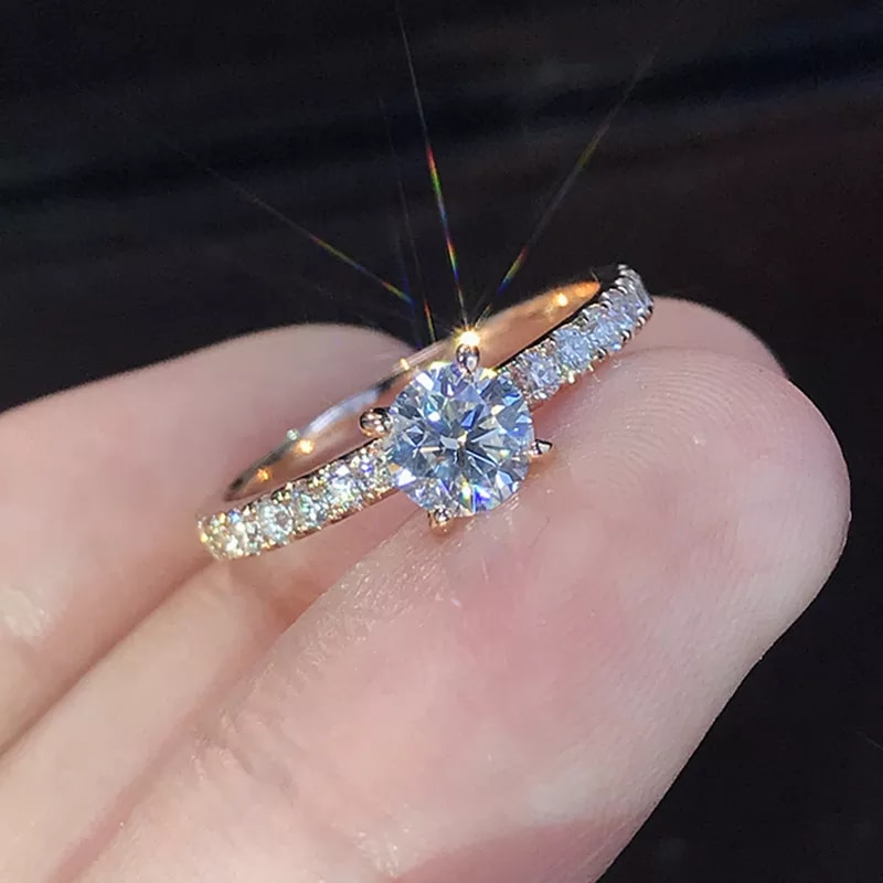 Anelli di fidanzamento con zirconi di cristallo di design alla moda di vendita calda per le donne Anelli di gioielli da donna di moda regalo di nozze femminile_voghion.com