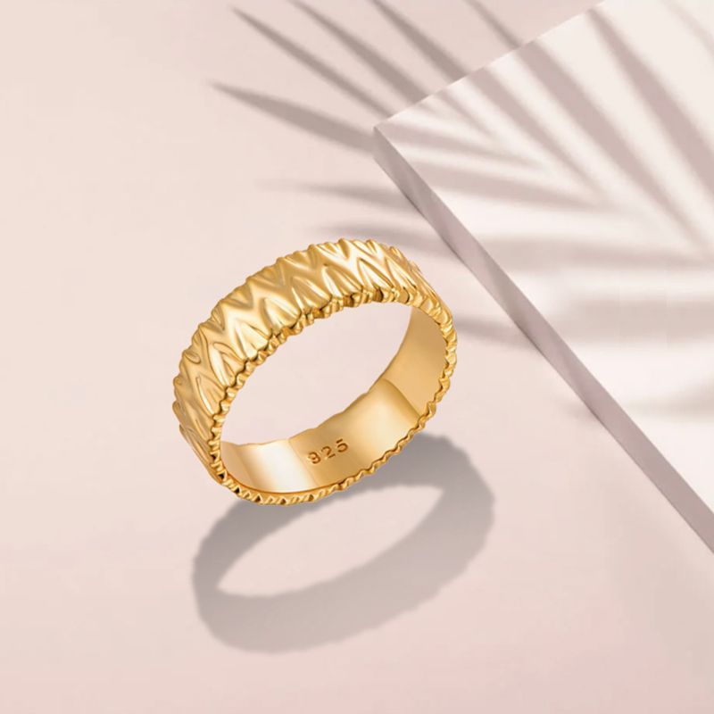 Anillo de metal martillado S925 plata esterlina bañado en oro anillo de lujo ligero joyería de plata_voghion.com