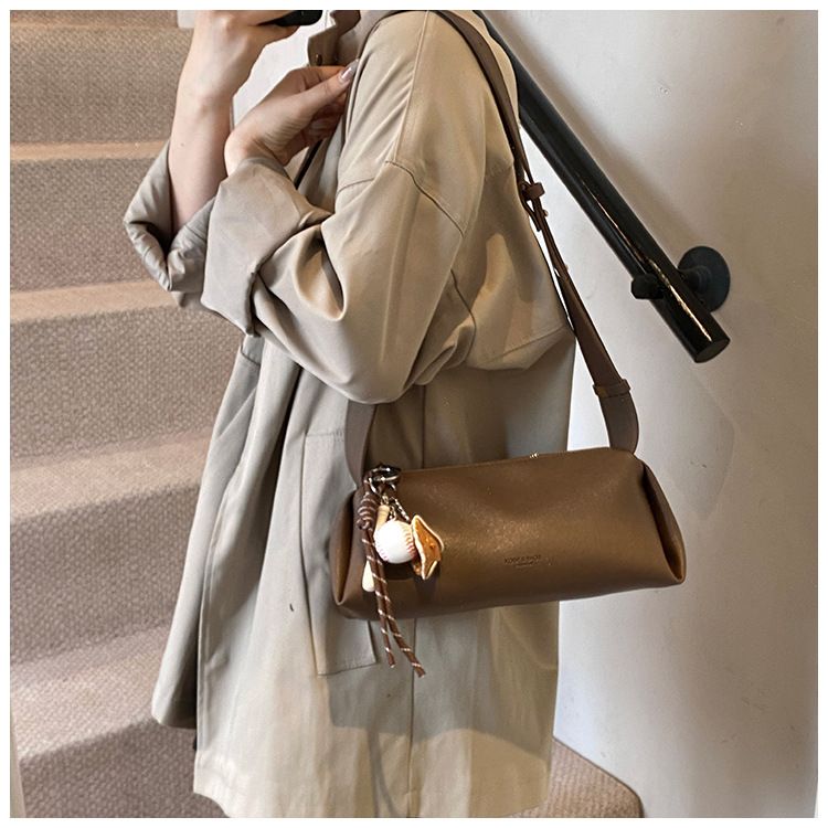 Small niche design pillow soft 2024 new autumn and winter wide strap armpit commuting exquisite single shoulder_voghion.com