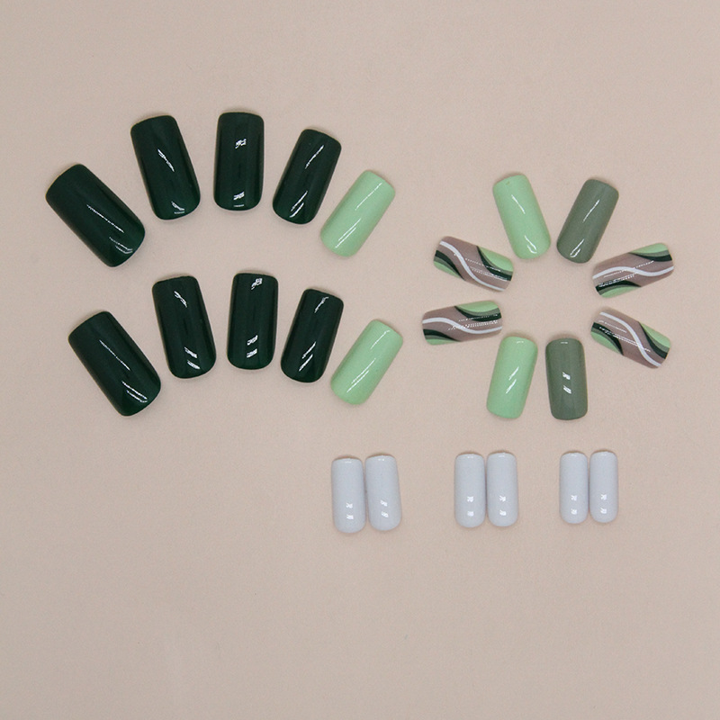 Combinazione di colori a strisce verdi per un miglioramento minimalista, unghie finte quadrate da medie a lunghe, set di toppe per unghie staccabili da 24_voghion.com