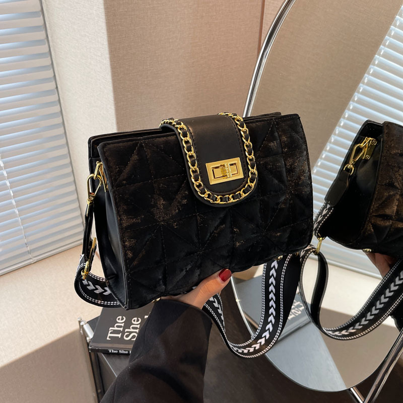 Trendy Women's 2024 Spring New Fashion Versatile Network Red One Crossbody Small Square Wide Shoulder Strap Diamond_voghion.com