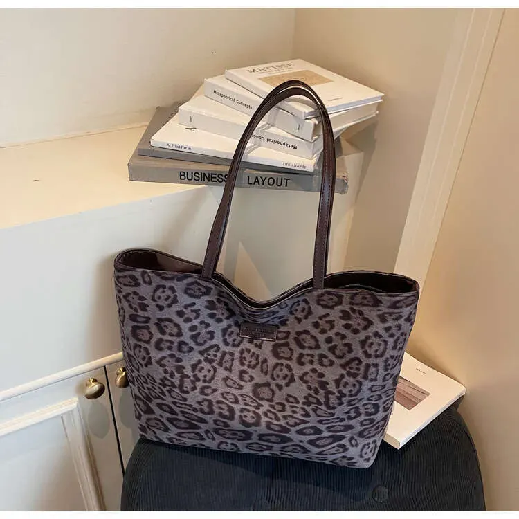 Designer Leopard Print Single Shoulder Canvas Large Capacity Tote Bags Trendy Fashion Commuter College Student Class Bag_voghion.com