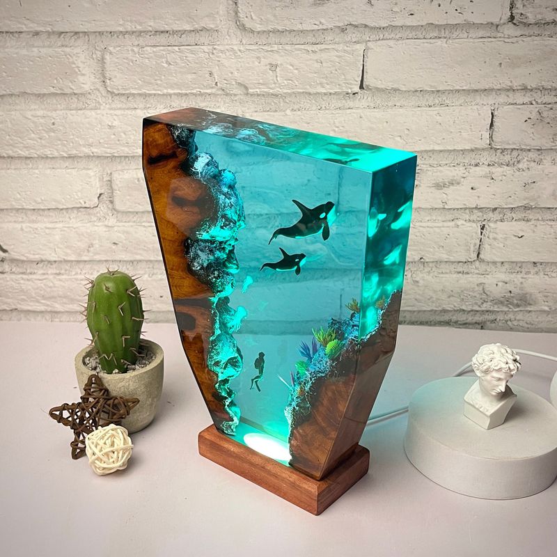 Lampada in resina con orca, cucciolo di tigre e balena, regalo per la mamma_voghion.com