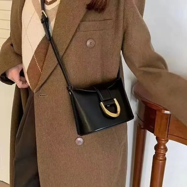 Fibbia a ferro di cavallo in metallo 2023 Autunno e inverno nuova mini borsa a tracolla casual a spalla singola tinta unita mini secchiello_voghion.com