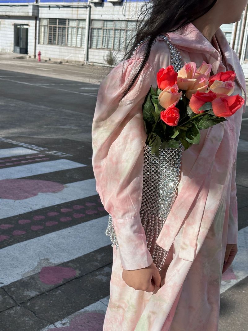 Nuovi prodotti primavera/estate 2025, borsa da donna in argento con tracolla a tracolla, design alla moda, con nappa lucida e perline_voghion.com