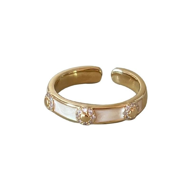 A Unique Shell Pearl Decorative Ring With Luxurious And High-end Design For Women, Featuring A Western Style. 2024 New_voghion.com