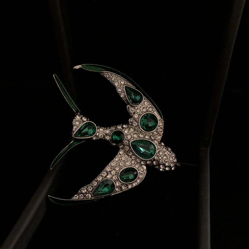 Retro paleis prachtige zwaluwbroche, smaragdgroene edelsteen en diamanten accessoires, echte vergulde platina pin, twee kleuren beschikbaar_voghion.com