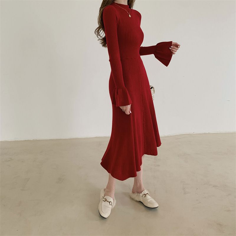Abito in maglia con scollo a V e maniche a campana alla moda per donna; un design di minoranza con vita sottile ed effetto snellente_voghion.com