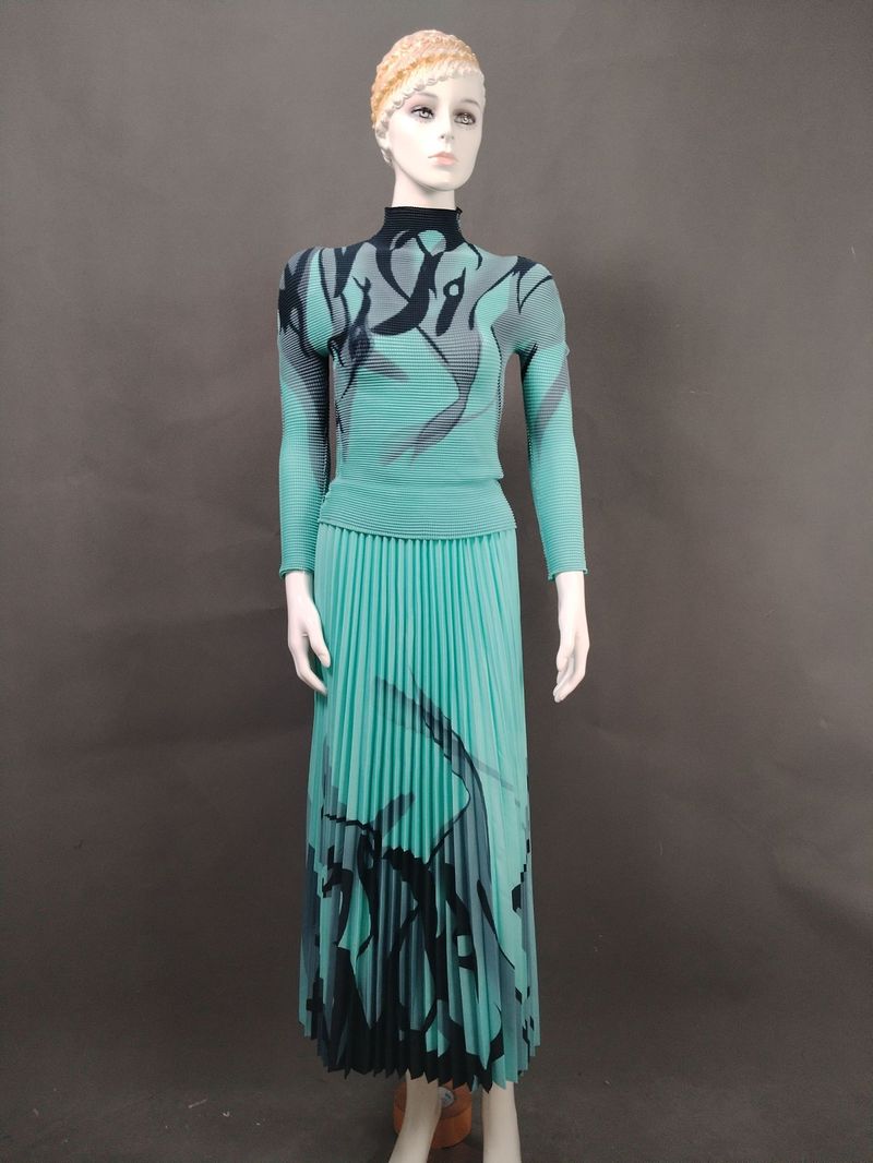 Ensemble élégant avec robe plissée et motif ondulé - Tenue deux pièces élégante pour femme, tenue de bureau et tenue décontractée_voghion.com