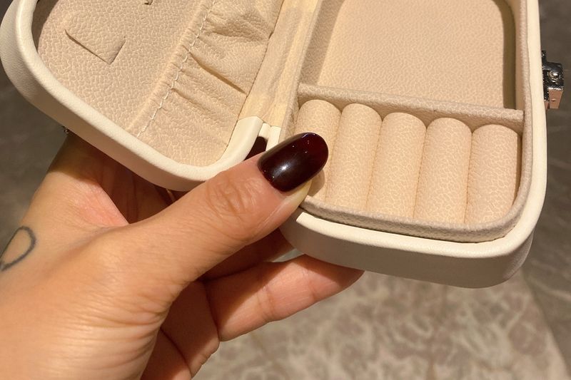 Elegante portagioie con chiusura quadrata e strass: antipolvere ed elegante per riporre orecchini, anelli e collane (tessuto non tessuto)_voghion.com