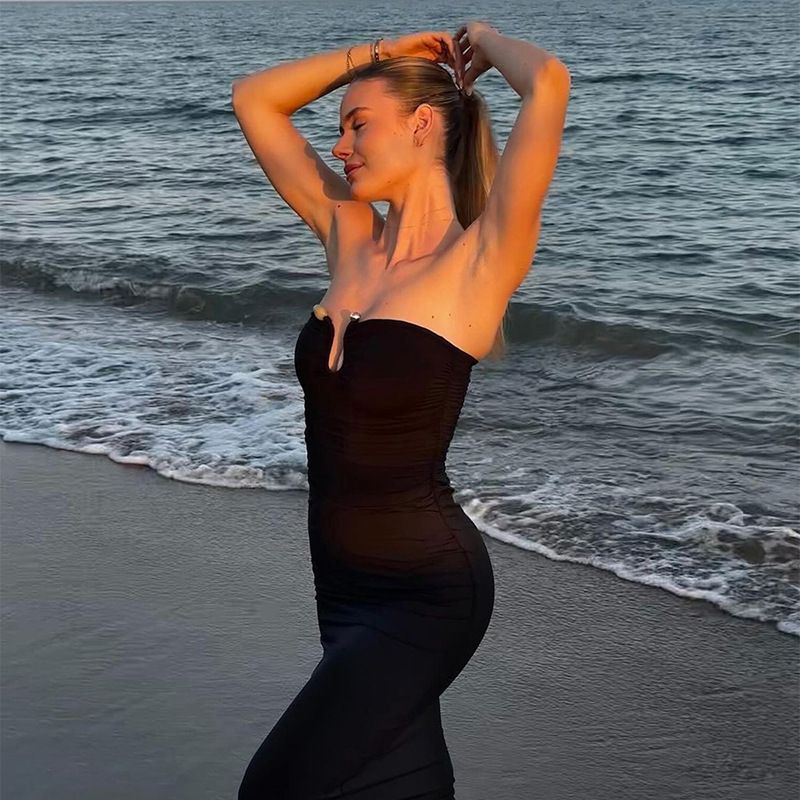 Heiße Selg-Kleidung in Europa und Amerika Herbst und Winter 2024, neues sexy trägerloses Plissee-Hüftkleid mit U-Ausschnitt, Großhandel_voghion.com