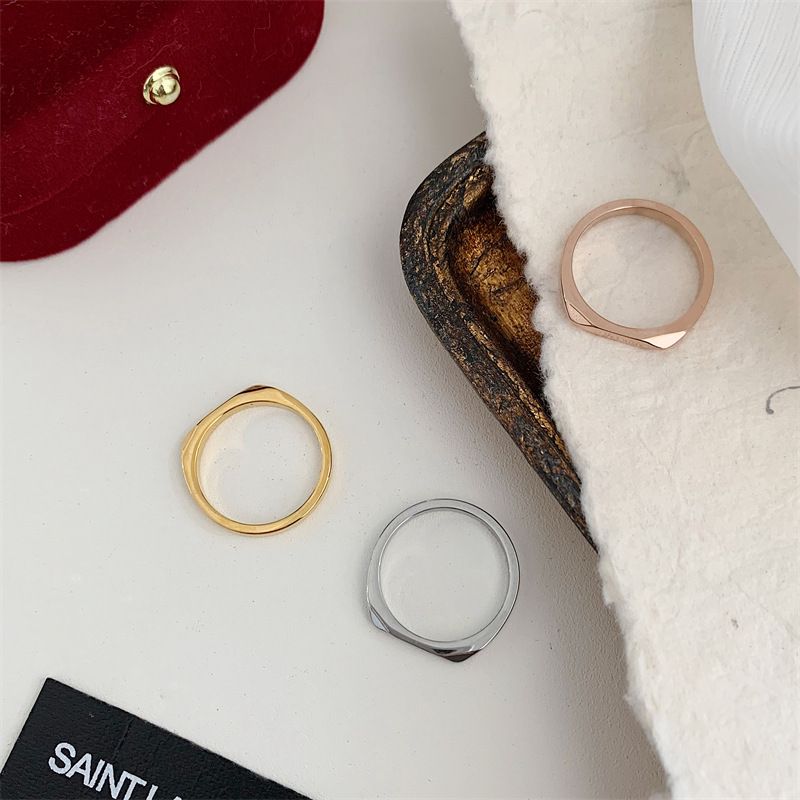Bagues élégantes en acier titane avec lettres géométriques de style coréen pour femme_voghion.com