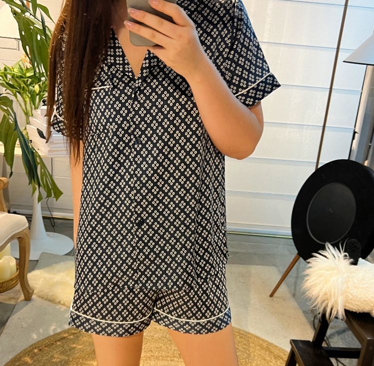 Licht marineblauwe pyjamaset van satijn met vier bladeren voor dames, met herfstmouwen en lange broek. Mode voor thuis._voghion.com